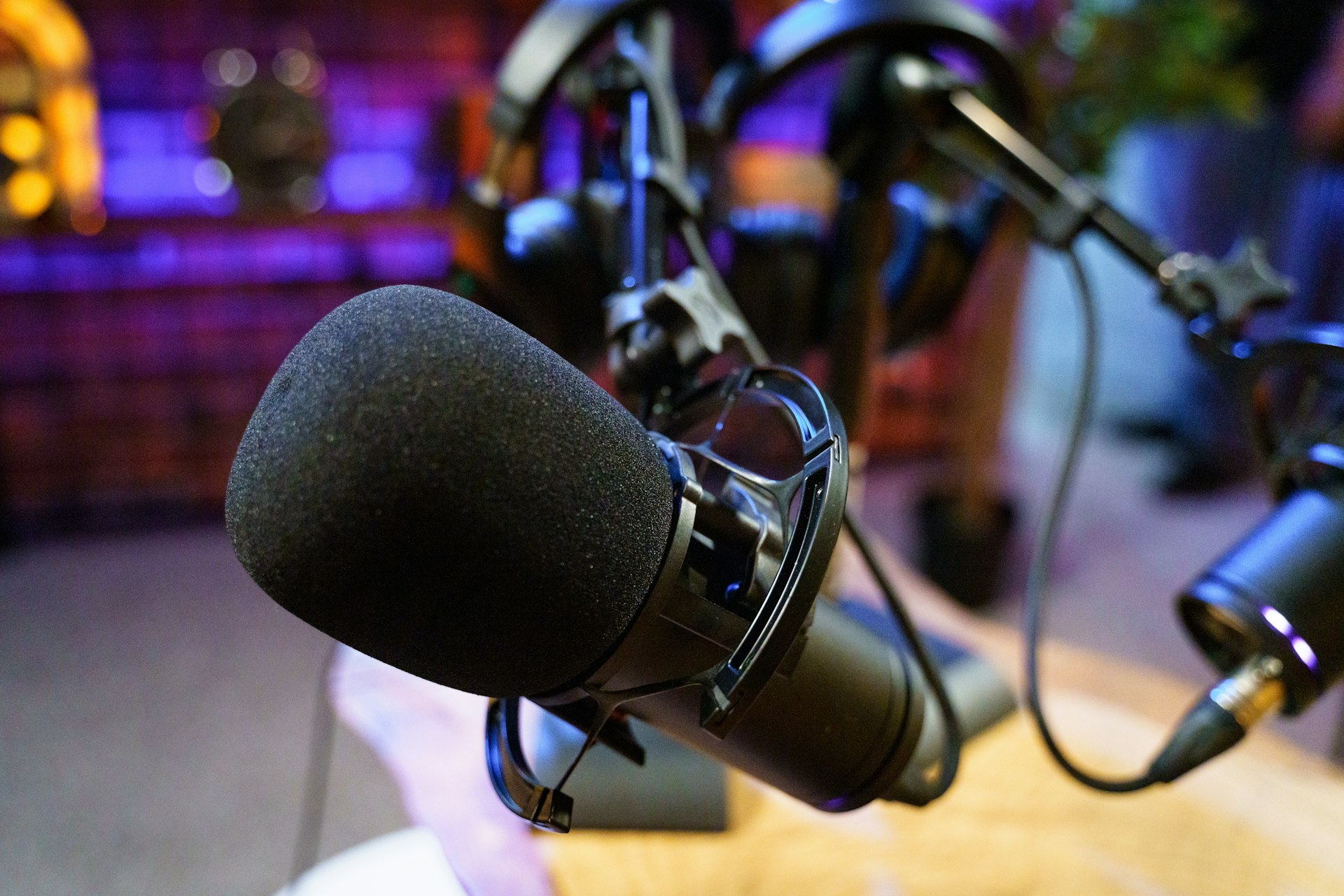 black and silver microphone on black steel stand